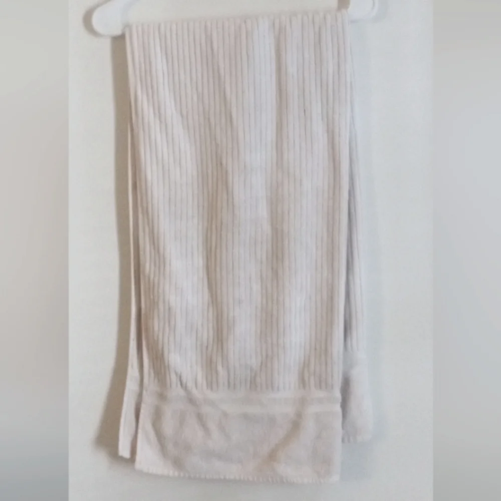 Eddie Bauer Home Plush Cream Giant Bath Towel. Size: 27